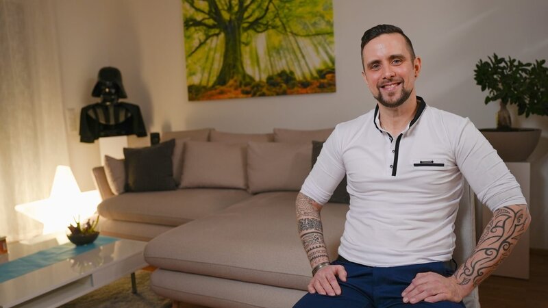 Daniel, 46, Filialleiter aus Niederösterreich, sucht die Frau fürs Leben – und dabei weiß er genau, was er will. „Die Größe, Haarfarbe und Hautfarbe meiner Zukünftigen ist mir ziemlich egal. Doch worauf ich schau, ist ein schönes Lächeln und auf einen hübschen Po“, schmunzelt er. Was das Alter betrifft: „Sie sollte zwischen Ende 20 und Ende 30 sein, weil ich noch einen Kinderwunsch habe.“ Daniel legt großen Wert auf sein Äußeres, ist aber noch nicht ganz zufrieden: „Ich habe zum Beispiel einen kleinen Bauch.“ Den versucht er dann gleich mit kleinen Sportübungen zum Schmelzen zu bringen. Beruflich hat er seine Ziele schon erreicht, er ist Filialleiter in einem Spielwarengeschäft. „Aber privat wollte ich schon ganz wo anders sein. Ich hatte immer die Vorstellung, dass ich mit Ende 20 die klassische Familie mit Haus habe“, und genau das wünscht sich der 46-Jährige jetzt mit Hilfe der „Liebesg’schichten und Heiratssachen“. In der Vergangenheit dauerten seine Beziehungen meist etwa zwei Jahre. Um sich vor Verletzungen zu schützen, hielt er die Frauen oft auf Distanz. Er erinnert sich zurück: „Bei meiner Hochzeit vor zehn Jahren habe ich sogar kalte Füße bekommen und sie abgeblasen.“ Mittlerweile hat Daniel aus seinen Fehlern gelernt und ist bereit, sein Herz zu verschenken. Der Niederösterreicher hat viele Tattoos. Auf die Frage, wie viele noch dazukommen werden, meint er verschmitzt: „Hoffentlich die Namen meiner zukünftigen Frau und meiner Kinder.“ – Bild: ORF/​Talk TV/​Wout Kichler