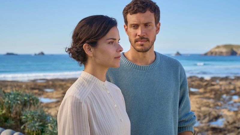 Obwohl ihre Einstellung in Sachen „Liebe“ unterschiedlicher nicht sein könnte, kommen Mary (Maxine Kazis) und Paul (Tobias van Dieken) sich näher. – Bild: ZDF und Jon Ailes