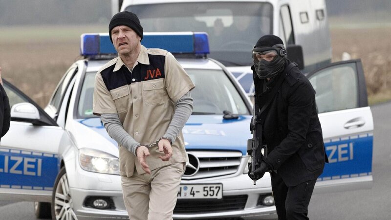 Viktor Hagen (Götz Schubert, l.) wird von seinen Schergen (Komparsen) aus dem Gefängnistransporter befreit. – Bild: RTL /​ Guido Engels