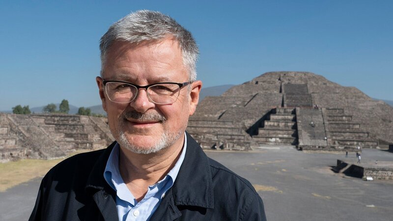 Welten-Saga Die Schätze Lateinamerikas Christopher Clark vor der Mondpyramide in Teotihuacán, Mexiko – Bild: SRF/​ZDF/​Alexander Hein