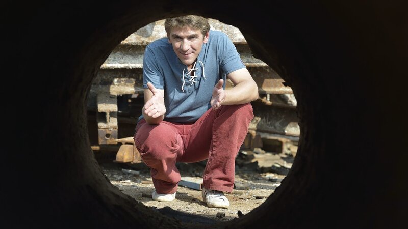 Löwenzahn Folge „Metall – Der Schatz im Schrott“, Fritz Fuchs (Guido Hammesfahr) sucht nach Beweisen auf dem Schrottplatz. – Bild: ZDF und Antje Dittmann