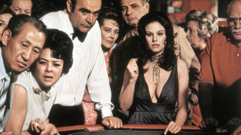 James Bond (Sean Connery, 2.v.l.), Plenty O’Toole (Lana Wood, r.) – Bild: RTL