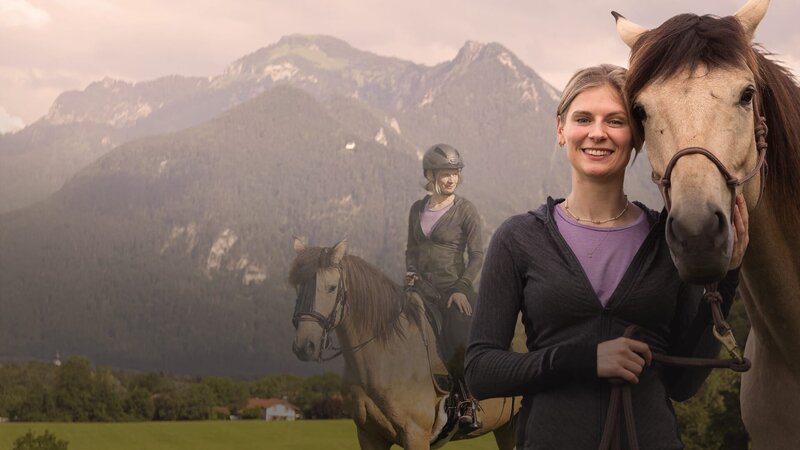 Ein Wanderritt über die Alpen – diesen Traum will sich Bergfreundin Toni Schlosser erfüllen! Aber: sie ist seit 14 Jahren nicht mehr auf einem Pferd gesessen. Findet sie auf ihrer Alpenüberquerung trotzdem die erhoffte Freiheit im Sattel? – Bild: BR/​Hans-Martin Kudlinski