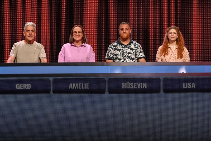 ARD GEFRAGT – GEJAGT FOLGE 889, „Alexander Bommes präsentiert beliebtes Quizformat“, am Dienstag (12.08.25) um 18:00 Uhr im ERSTEN. Aufzeichnung zum ARD-Quiz „Gefragt-Gejagt“  Die Kandidaten (v.l.n.r. am Panel): Gerd Towara, Amelie Wesseling, Hüseyin Sevim, Lisa Schaschek. – Bild: ARD/​Uwe Ernst