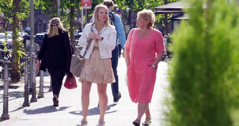 Braut Silvia (l.) wird von ihrer Mutter Irmgard (r.) begleitet. – Bild: RTL