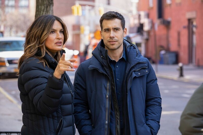 Olivia Benson (Mariska Hargitay) und Joe Velasco (Octavio Pisano) – Bild: RTL /​ © 2021 Universal Network Television LLC