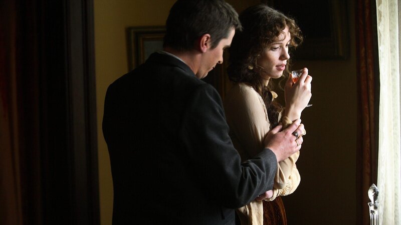 Alfred Borden (Christian Bale) mit Sarah (Rebecca Hall) – Bild: RTL II