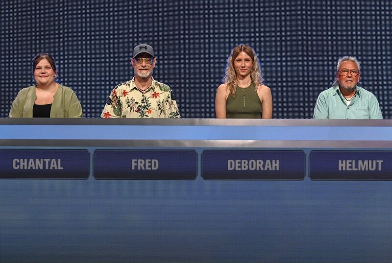 ARD GEFRAGT – GEJAGT FOLGE 892, „Alexander Bommes präsentiert beliebtes Quizformat“, am Freitag (15.08.25) um 18:00 Uhr im ERSTEN. Aufzeichnung zum ARD-Quiz „Gefragt-Gejagt“  Die Kandidaten (v.l.n.r. am Panel):  Chantal Baisch, Fred Bauer, Deborah Göb, Helmut Kruck. – Bild: ARD/​Uwe Ernst