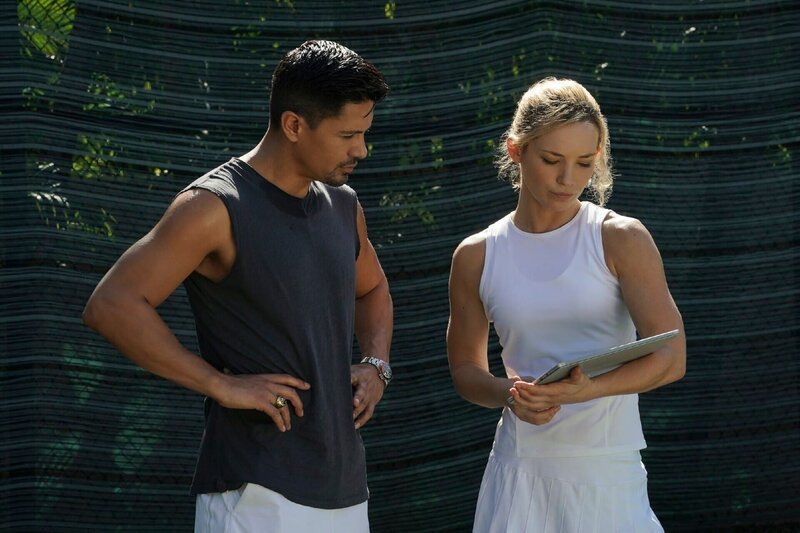Thomas Magnum (Jay Hernandez) und Juliet Higgins (Perdita Weeks) – Bild: TVNOW /​ © 2020 CBS Studios Inc. and Universal Television LLC. ALL RIGHTS RESERVED.