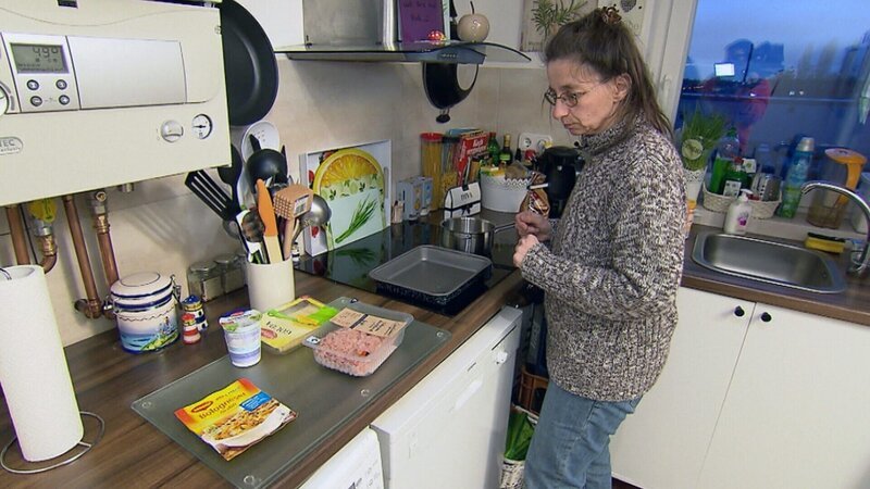 Tauschmutter Sylvia beim Kochen – Bild: RTL II