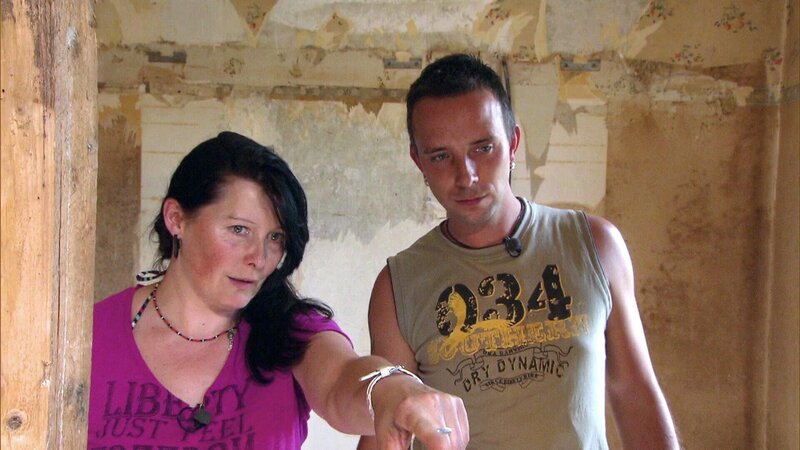 Der 37-jährige Thomas und seine 35-jährige Lebensgefährtin Rosi sind Pferdenarren, die ein geeignetes Eigenheim nebst großem Grundstück nicht nur für sich und Rosis Sohn Maik, sondern auch für ihre geliebten Tiere suchen. – Bild: RTL II