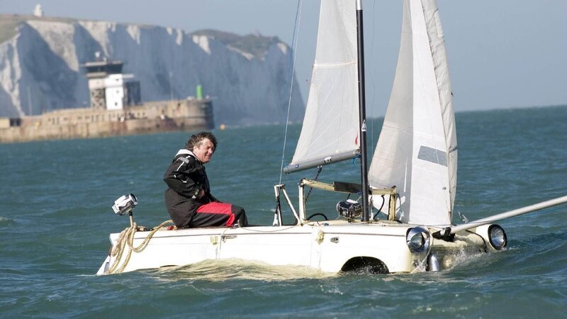 James May auf dem Meer. – Bild: TVNOW /​ BBC