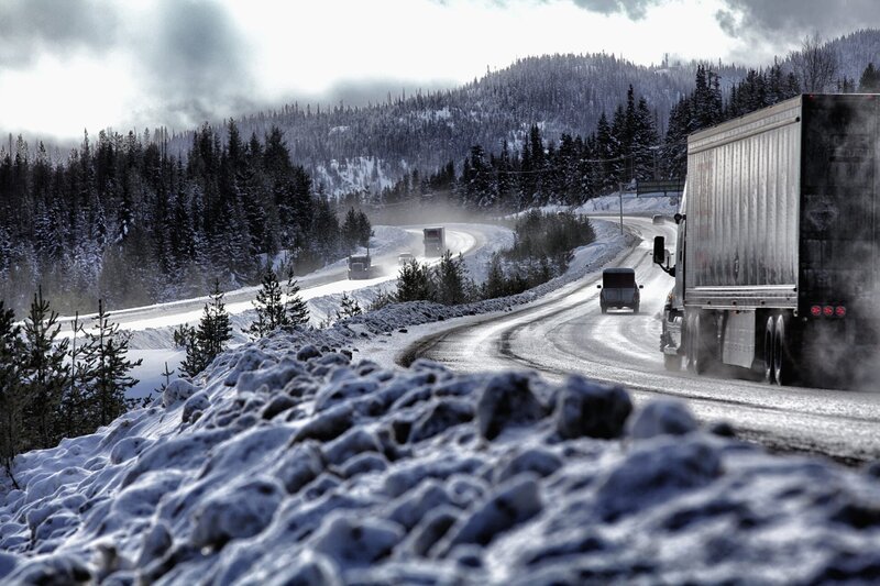 Der Coquihalla Highway in Kanada gehört zu den gefährlichsten Schnellstraßen der Welt. Raues Wetter und Steinschläge machen sie selbst für erfahrene Trucker zur Herausforderung – vor allem im Winter. Das Team von Jamie Davis Heavy Rescue rückt aus, wenn Lkws bei Eis und Schnee in Not sind … – Bild: Beyond Distribution Lizenzbild frei Der Coquihalla Highway in Kanada gehört zu den gefährlichsten Schnellstraßen der Welt. Raues Wetter und Steinschläge machen sie selbst für erfahrene Trucker zur Herausforderung – vor allem im Winter. Das Team von Jamie Davis Heavy Rescue rückt aus, wenn Lkws bei Eis und Schnee in Not sind … – Bild: Beyond Distribution Lizenzbild frei