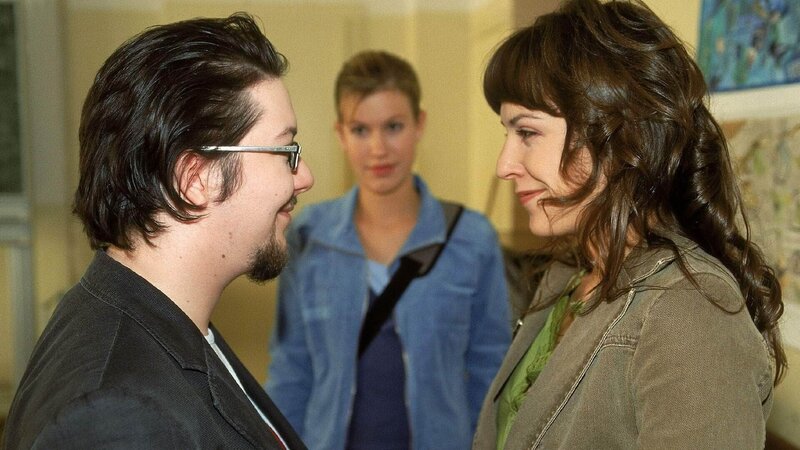 Alex (Wolke Hegenbarth, hi.) ist sprachlos, als sie herausfindet, was mit Niko (Sebastian Kroehnert) los ist: Er hat sich ausgerechnet in die neue Kunstreferendarin Sandra Sterzenbach (Jana Thies) verliebt! – Bild: RTL /​ Guido Engels