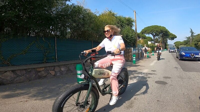 Carmen ganz sportlich auf einem Jeep-Bike – Bild: RTLZWEI
