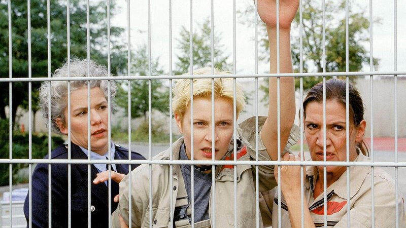 Von Walter (Katy Karrenbauer, re.) gewarnt, will die neue Insassin Mareike (Sanna Englund, Mi.) ihre Schwester Martina vor einem Attentat durch Melanie bewahren (li. Uta Prelle). – Bild: RTL