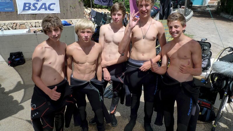 Die Jungs-WG: Jonas, Alex, Danny, Johannes und Charlie (v.l.n.r.) vor ihrem Tauchgang – Bild: ZDF/​Tobias Zydra