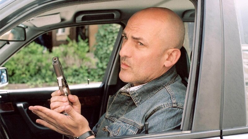 Brock (Leon Boden) ist der flüchtenden Mel auf den Fersen. – Bild: TVNOW /​ Stephanie Kulbach