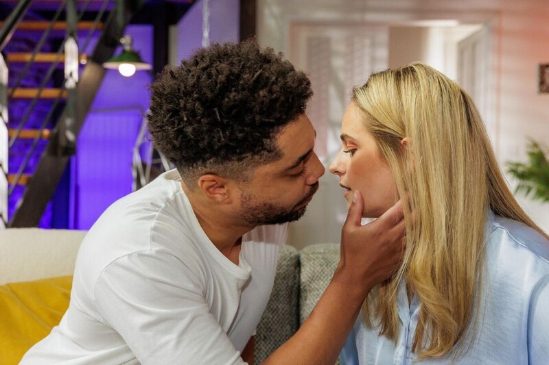 Als Cecilia (Carina Koller) sich nach einem Mann mit Theos Eigenschaften sehnt, wirft Theo (Julius Dombrink) seine Vorsätze über Bord und küsst sie. – Bild: RTL /​ Kai Schulz