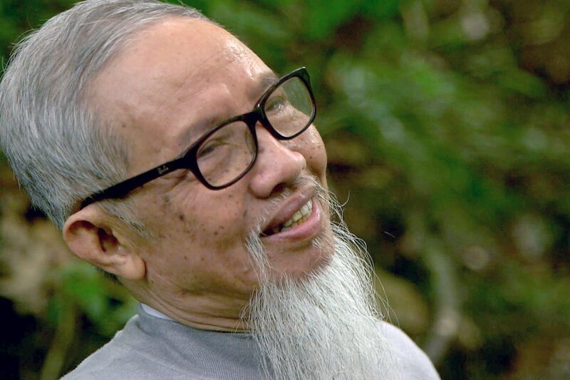 Der 76-jährige Dao Kim Long wurde in Indochina geboren und verbrachte sein gesamtes Leben damit, traditionelle Heilmethoden zu perfektionieren. – Bild: Bonne Pioche Télévision