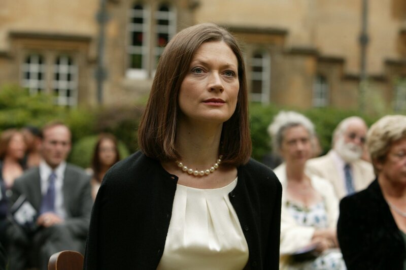 Isobel Crompton (Sophie Ward, vorn) hat ihren Ehemann Professor Andrew Crompton auf tragische Weise verloren. Die Indizien sprechen dafür, dass bei dessen Tod jemand nachgeholfen hat. – Bild: ITV/​RR- ITV