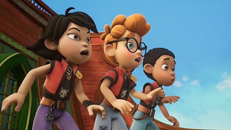 Zoe, Alexander und Finn trauen ihren Augen nicht, als sie morgens auf der Pirate Academy an Deck kommen. – Bild: ZDF/​2024 Method Animation  Mediawan kids & family