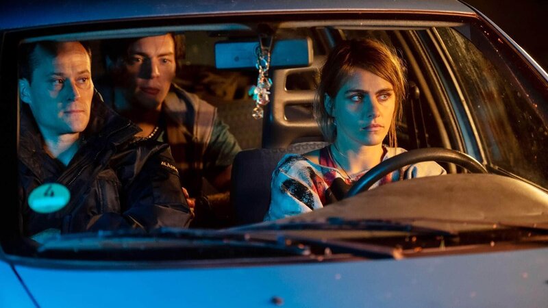 Madita (Nico Birnbaum, l.), Yannik (Maximilian Schneider) und Liz (Sarah Mangione) können nicht glauben, dass Nihat sich so leichtsinnig in Gefahr bringt. – Bild: TVNOW /​ Sebastian Geyer