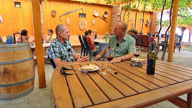 Harry Prünster beim Buschenschank von Günther Plöchl. – Bild: ORF