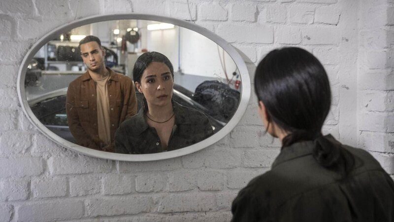 Fassungslos erfährt Shirin (Gamze Senol) von Nihat (Timur Ülker) was passiert ist. – Bild: TVNOW /​ Oliver Ziebe
