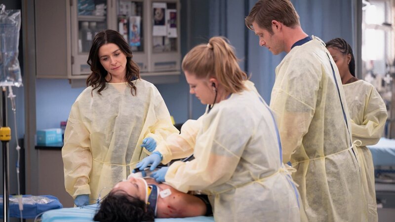 Grey’s Anatomy Staffel 21 Folge 10 In der Notaufnahme: Caterina Scorsone als Dr. Amelia Shepherd, Jaicy Elliot als Dr. Taryn Helm, Chris Carmack als Dr. Atticus Lincoln – Bild: SRF/​Disney