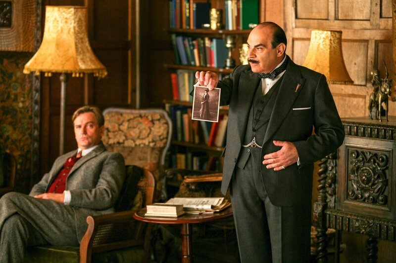 „Agatha Christie’s Poirot“, „Mrs. McGinty ist tot.“ Die Witwe Mrs. McGinty wird durch einen Schlag auf den Kopf ermordet. Der Verdacht fällt sofort auf ihren Untermieter James Bentley, auf dessen Kleidung Reste ihres Blutes und Haare gefunden werden. Inspector Spence hat Zweifel und deswegen beauftragt er Poirot, um Nachforschungen anzustellen. Mrs. McGinty hat vor ihrem Tod alte Fotos in der Zeitung erkannt, auf denen sich Mörder befinden. Poirot kann den Verdächtigenkreis auf 2 Personen eingrenzen. In der Gemeinde kommt es aufgrund seiner Kriminalarbeit zu einem Anschlag auf den Detektiv. Nun muss Hercule zum Äußersten greifen und konfrontiert den Täter vor der versammelten Bevölkerung mit dessen Vergangenheit.Im Bild (v.li.): Simon Shepherd (Dr. Rendell), David Suchet (Hercule Poirot). – Bild: ORF/​ITV Studios Global Entertainment