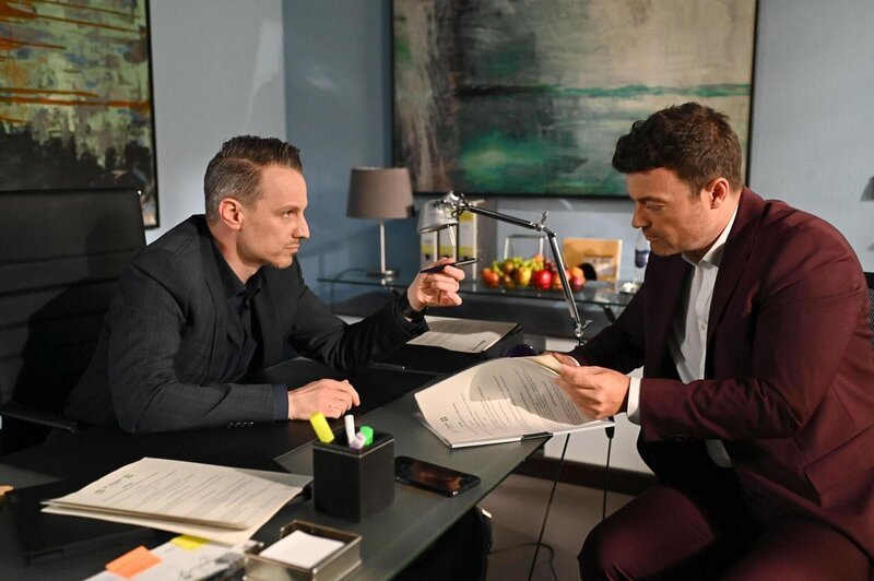 Kilian (Marc Dumitru, l.) lässt Ben (Jörg Rohde) ins offene Messer laufen. – Bild: RTL /​ Julia Feldhagen