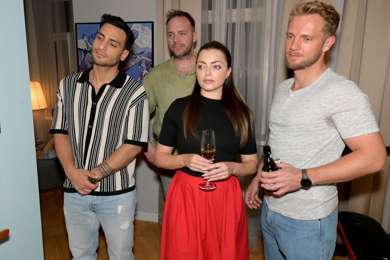 Nihat (Timur Ülker, l.), Erik (Patrick Heinrich, 2.v.l.), Emily (Anne Menden) und Paul (Niklas Osterloh) sind froh, dass es Tobias gut geht. – Bild: RTL /​ Rolf Baumgartner