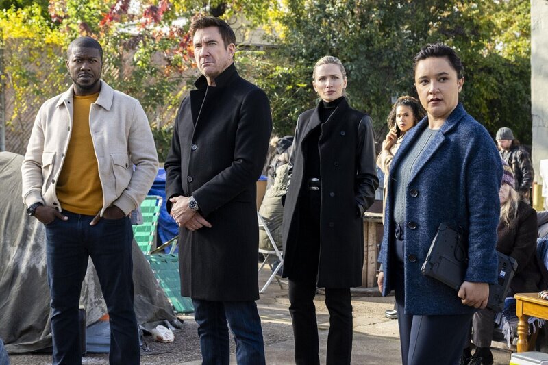 (v.l.n.r.) Ray Cannon (Edwin Hodge); Remy Scott (Dylan McDermott); Nina Chase (Shantel VanSanten); Hana Gibson (Keisha Castle-Hughes) – Bild: CBS Broadcasting, Inc. All Rights Reserved. /​ Mark Schafer