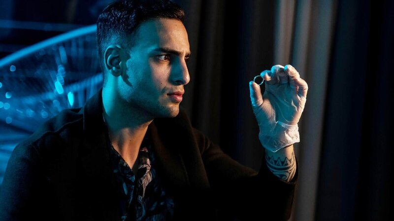 Um Beweise gegen Lukas Wolf zu finden, bringt sich Nihat (Timur Ülker) selbst in Gefahr. – Bild: TVNOW