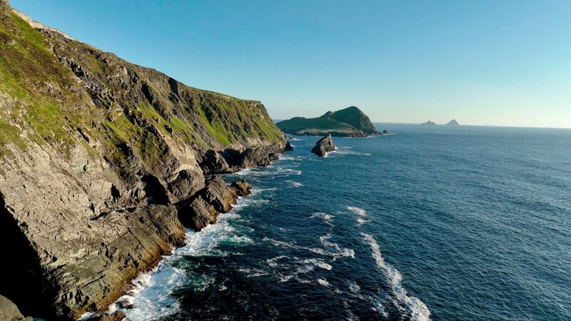 Der Ring of Kerry führt überwiegend an der Küste entlang und reiht ein Landschafts-Highlight ans nächste – wie dieses Steilufer. – Bild: SRF /​ NDR Presse und Information /​ SRF/​NDR/​nonfictionplanet/​Florian Mel