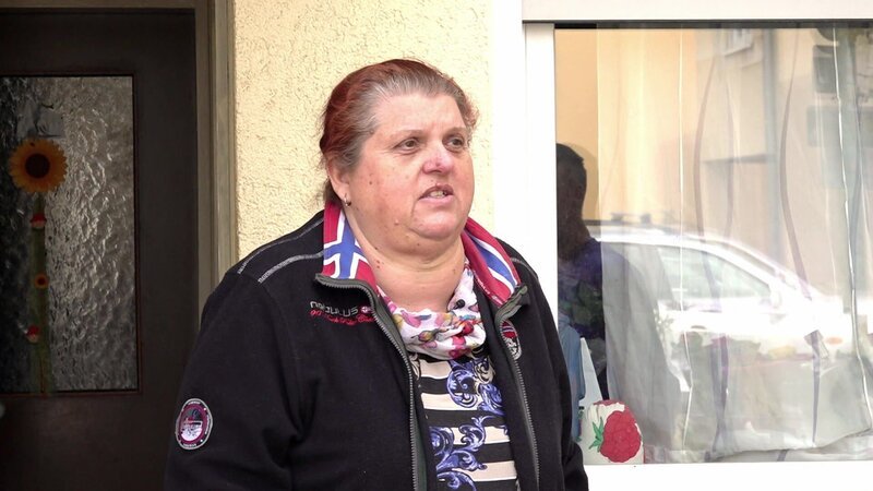 Carmen wird im Krankenhaus vorstellig. Sie kann die Schilddrüsen-OP nicht weiter hinauszögern. – Bild: RTL Zwei