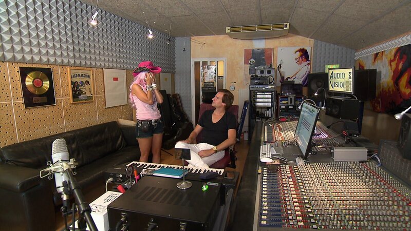 First from the left: Cowgirl isi – Bild: 3 Plus Group