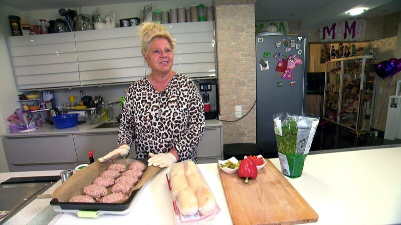 Silvia kocht für ihre Großfamilie in drei Gängen, heute soll es ein Mett-Menü werden. – Bild: RTLZWEI