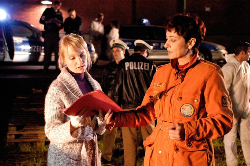 Im Hafen ist eine Leiche gefunden worden. Sabrina (Despina Pajanou, re.) und Caro (Eva Herzig) suchen am Tatort nach Spuren. – Bild: ORF (FS1/​FS2) /​ ORF1