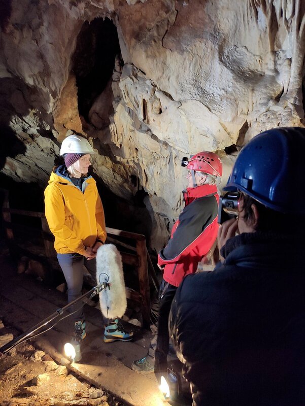 In der Hundalm, Eis- und Tropfsteinhöhle in Angerber mit Höhlenforscherin Renate Tobitsch. – Bild: ORF/Toni Silberberger In der Hundalm, Eis- und Tropfsteinhöhle in Angerber mit Höhlenforscherin Renate Tobitsch. – Bild: ORF/Toni Silberberger