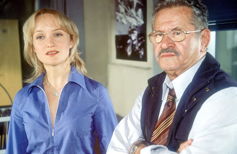 Caro (Eva Herzig) schlägt Ahlers (Jürgen Janza) vor, dass sie sich als verdeckte Ermittlerin in die Schule schleust. – Bild: ORF/​RTL