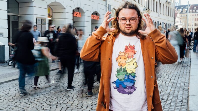 Bei dem schönen Frühlingswetter sind an diesem Samstagnachmittag sehr viele Menschen unterwegs. Für Nico-Raphael (33) bedeutet diese Situation absoluten Stress. Der Geräuschpegel, die Gerüche, die Menschen, die an ihm vorbeihetzten. Als neurodiverser Mensch hat er in solchen Momenten nur ein Bedürfnis: Sich die Ohren zu zuhalten oder seine geräuschreduzierenden Kopfhörer aufzusetzen. – Bild: ZDF