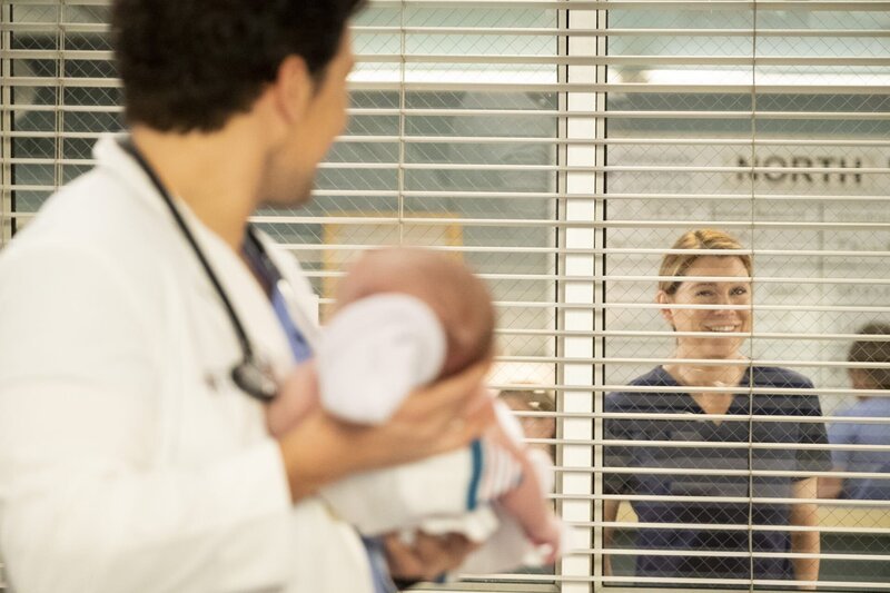 Dr. Andrew DeLuca (Giacomo Gianniotti, l.); Dr. Meredith Grey (Ellen Pompeo, r.) – Bild: ABC Studios /​ Jessica Brooks