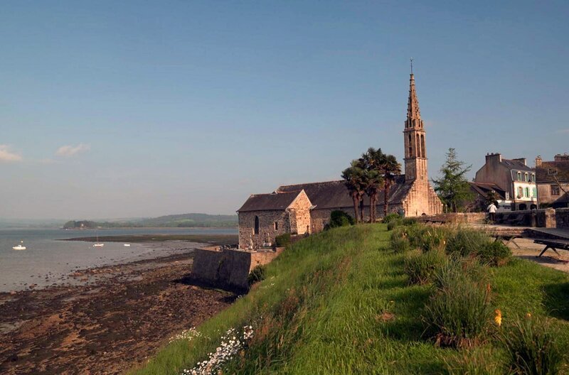 Wer durch die Bretagne reist, dem fallen die zahlreichen Kreuze und christlichen Monumente auf. Tatsächlich ist die Bretagne längst wieder zutiefst katholisch geprägt. – Bild: Elephant Doc