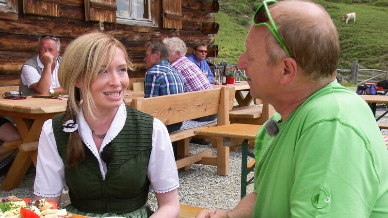 Harry Prünster mit Christine Steiner, Hochsonnbergalm. – Bild: ORF