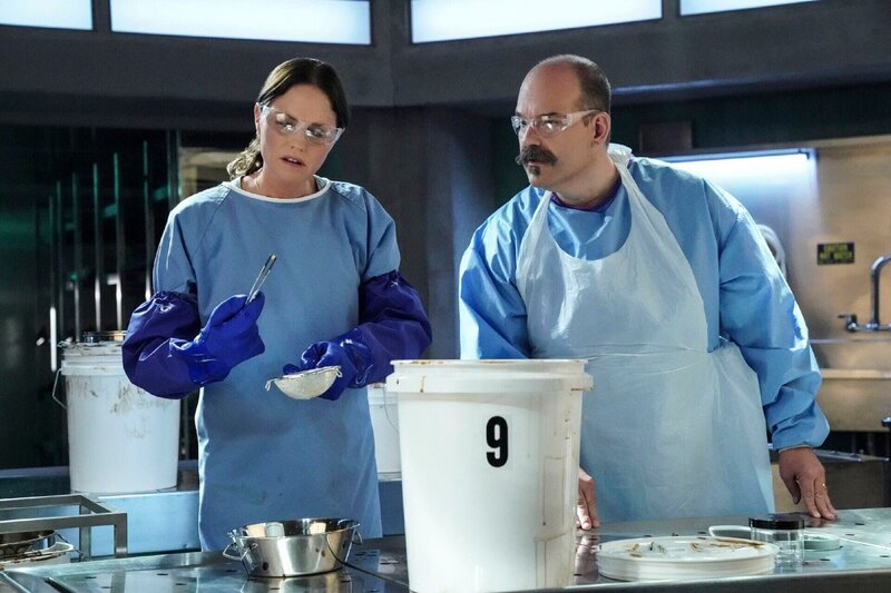 V.l.: Sara Sidle (Jorja Fox) und Hugo Ramirez (Mel Rodriguez). – Bild: CBS ENTERTAINMENT /​ CBS
