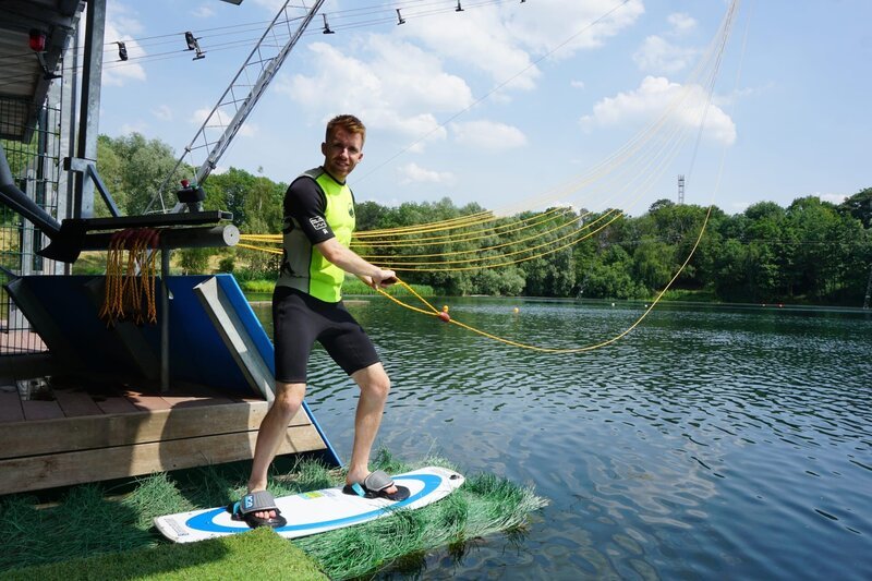 An das Zugseil, fertig, los! Sportmacher Stefan beim Wakeboarden. – Bild: ZDF/​Annalena Renneisen