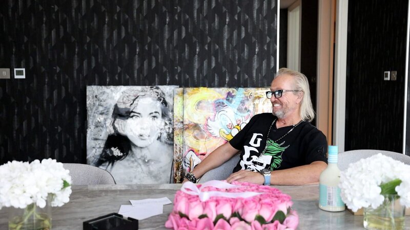 Carmen und Roberts Hochzeitstags steht an, aber Robert hat keine Zeit ein Geschenk zu besorgen. Er hat durchgehend Termine für seine Dubai Investments „Geiss Properties“ und „Capo“s Pizza?. – Bild: RTLZWEI