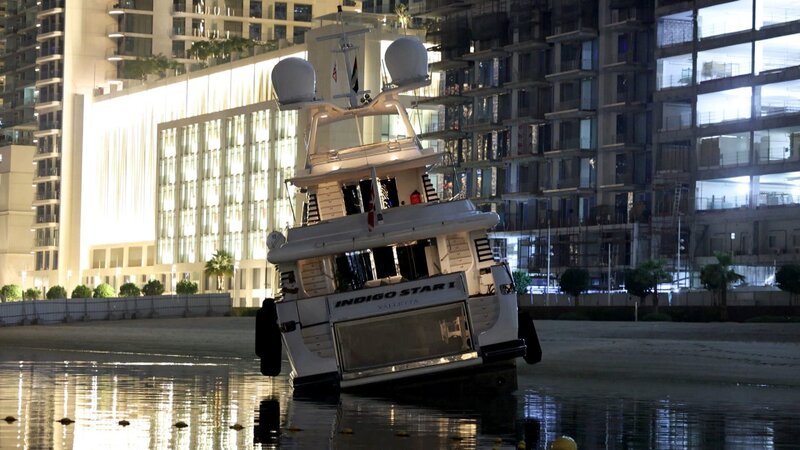 SOS auf der Indigo Star. Die Yacht ist in Dubai auf eine Sandbank aufgelaufen. Wie konnte das passieren? – Bild: RTLZWEI